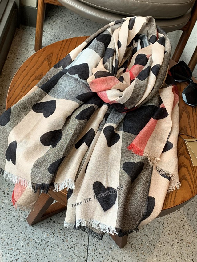 BURBERRY專櫃新款巴寶莉心型圖案羊絨圍巾 mmyj1630